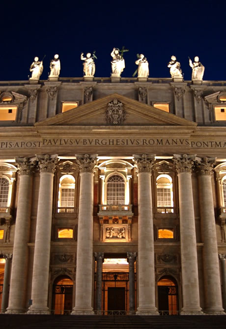 Der Eintritt im Petersdom Rom bei Nacht foto