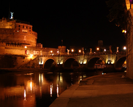 Die Engelsbruecke ueber den Tiber in Rom bei nacht foto