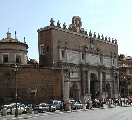 Die Porta del Popolo von der Piazza Flaminia gesehen Rom foto