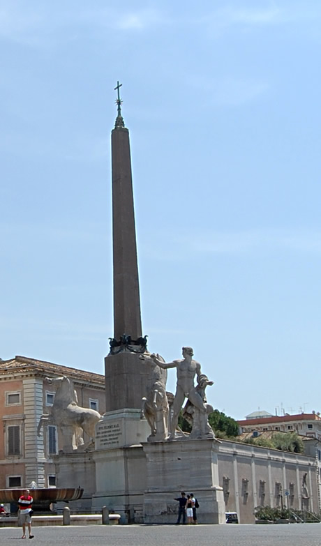 Ein Obelisk auf der Piazza del Quirinale Rom foto