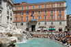 Der Trevi Brunnen Als Touristenmagnet In Rom