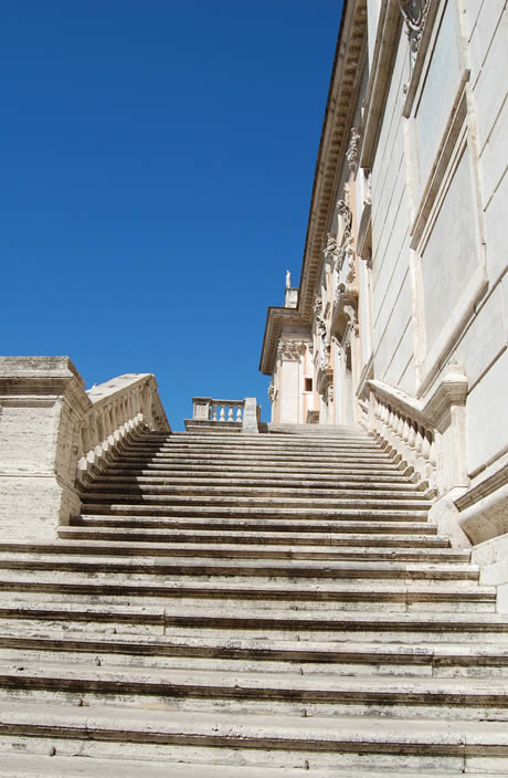 Treppe am Senatorenpalast auf dem Kapitolshuegel in Rom foto