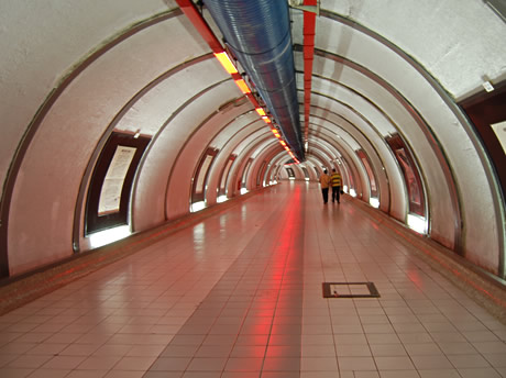 Tunnel von Villa Borghese in Richtung Piazza di Spagna foto