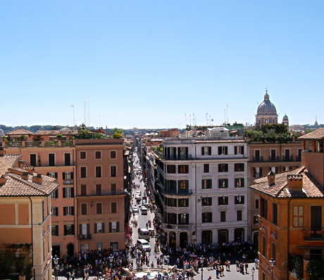 Via dei Condotti von Piazza di Spagna aus gesehen Rom foto