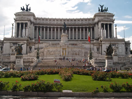 The monument of Victor Emmanuel II in Rome photo