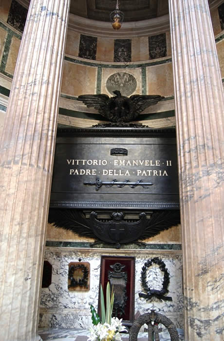 The tomb King Vittorio Emanuele II from Pantheon photo