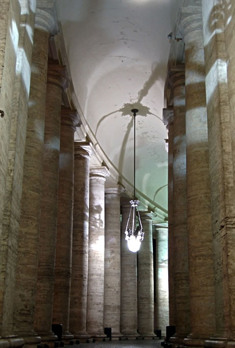 Colonnade du Bernin sur la place Saint-Pierre au Vatican photo