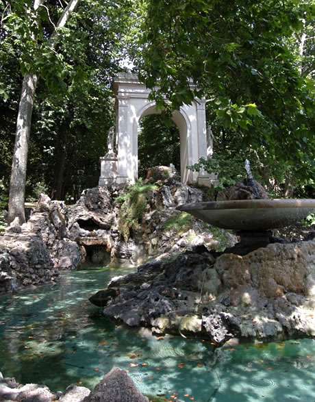 Fontaine dans le Parc de villa Borghese photo