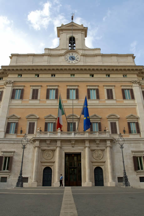 Le Palais Montecitorio à Rome le siège de la Chambre des Députés italienne photo