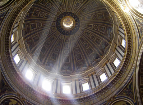 Lumière verse dans une coupole de l'église à Rome photo