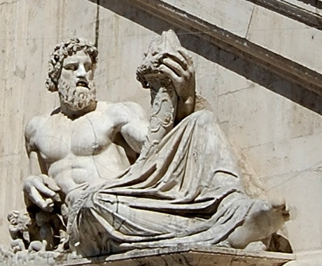 Statue du dieu Tibre au palais Sénatorial à Rome photo