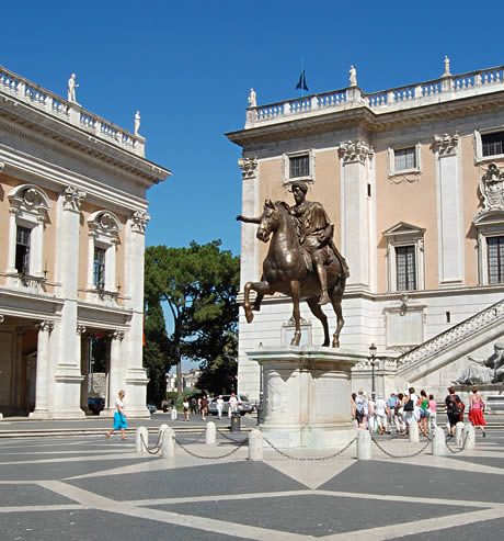 Statue du Marc-Aurèle sur la place du Capitole à Rome photo