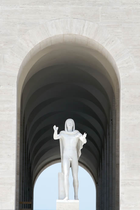 Statue en marbre et des arches sur la place du Colisée à Rome photo