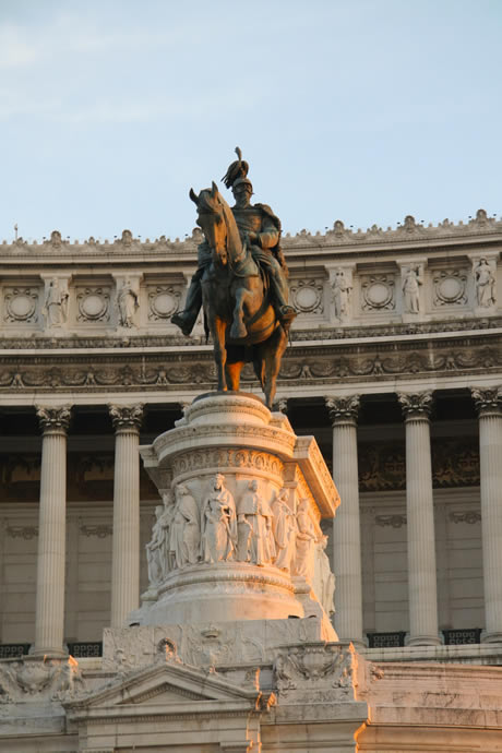 Statue équestre à Il Vittoriano à Rome photo