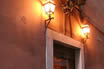 Belle Fenêtre à Rome éclairée Par Deux Lanternes De La Rue Ci-dessus