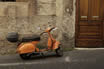 Scooter Garée Dans Une Rue étroite Historique De Rome