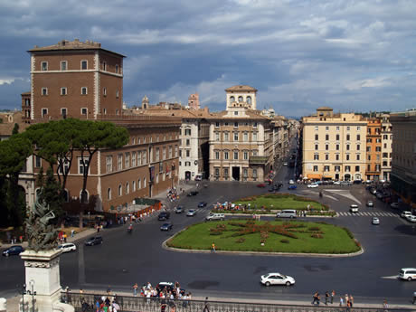 Une vue de la Piazza Venezia à Rome photo