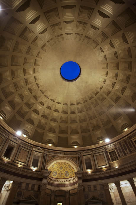 Archi soffitto a cassettoni e l'oculus nel Pantheon di Roma foto