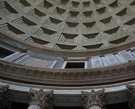 Capitelli delle colonne nel Pantheon foto