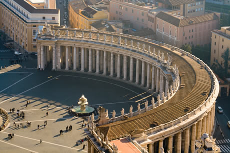 Colonnato del Bernini in Piazza San Pietro nella città del Vaticano foto