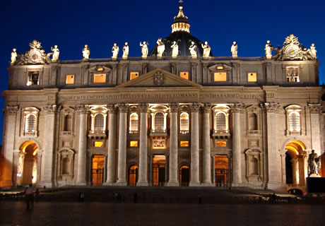 Facciata Basilica di San Pietro di sera foto