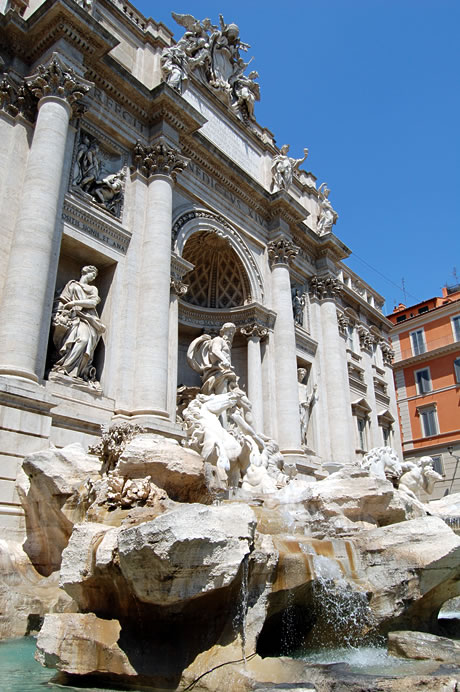Fontana di Trevi a Roma vista laterale foto