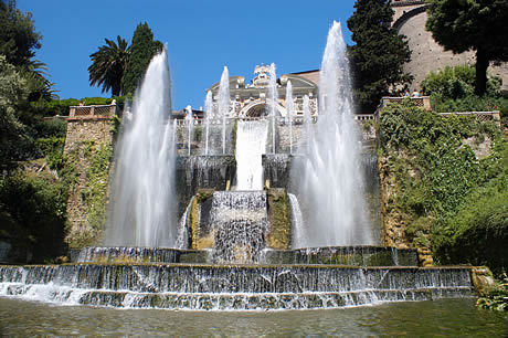 Fontana e giardini Villa d'Este a Tivoli Roma foto