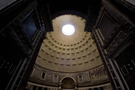 Guardando all'interno del Pantheon di Roma foto