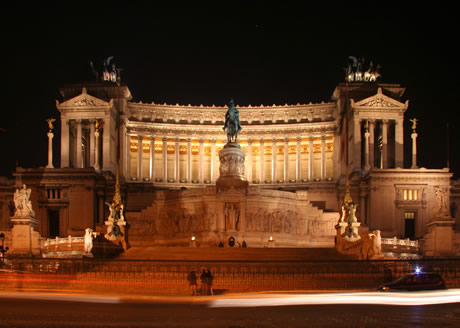 Il Vittoriano di notte a Roma foto