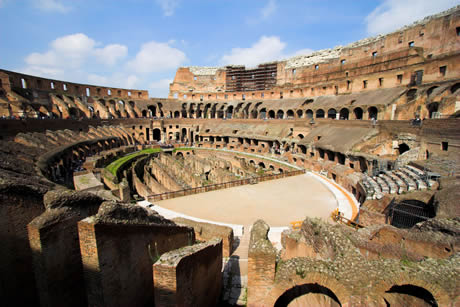 Interno del Colosseo a Roma foto