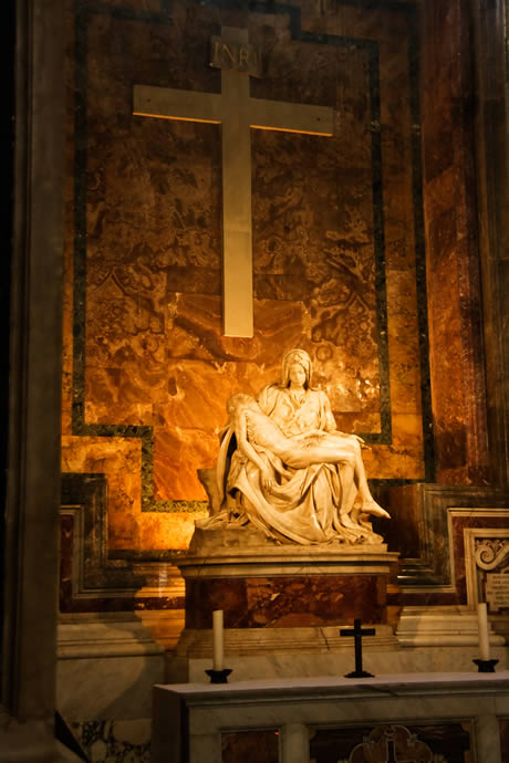 La Pietà di Michelangelo nella Basilica di San Pietro a Roma foto
