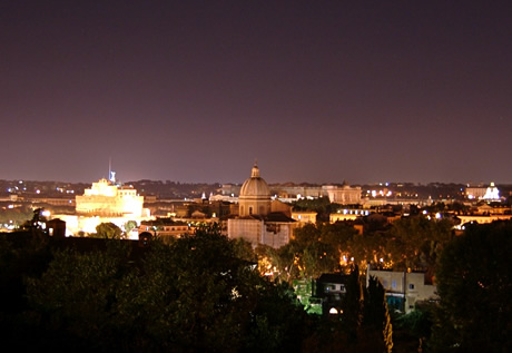 Panorma notturno di Roma dal Colle del Gianicolo foto