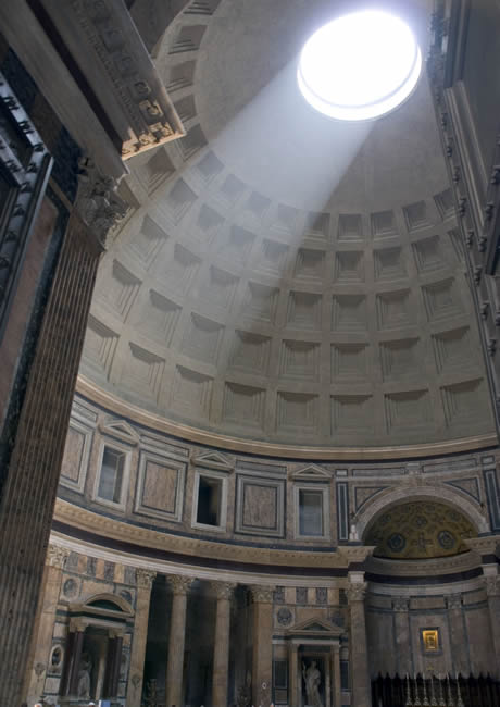 Raggi di luce nel Pantheon di Roma foto