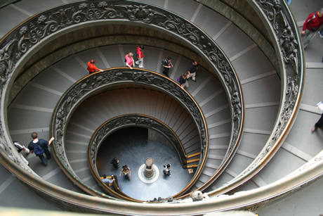 Scala a chiocciola nei Musei Vaticani foto