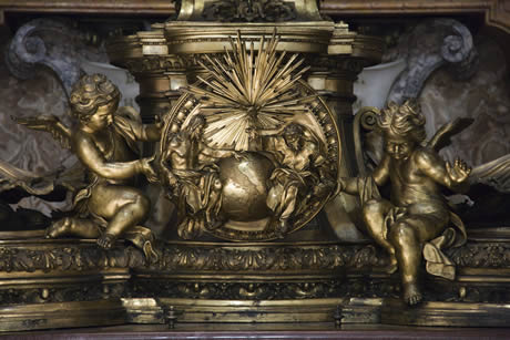 Scultura in bronzo nella Basilica di San Pietro a Roma foto