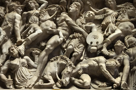 Scultura scena di battaglia nei Musei Vaticani foto