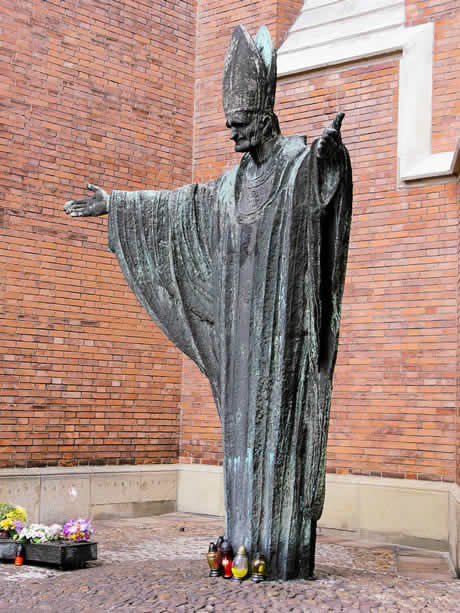 Statua di Giovanni Paolo II a Roma foto