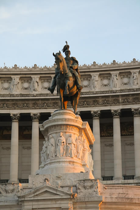 Statua equestre a Il Vittoriano a Roma foto