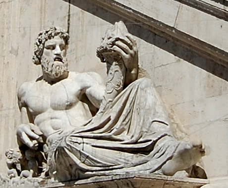 Statua Tevere al Palazzo Senatorio a Roma foto