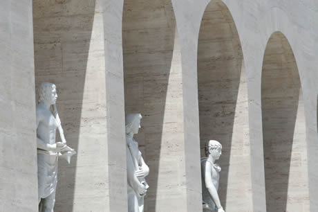 Statue in marmo di Carrara al Colosseo Quadrato di Roma foto
