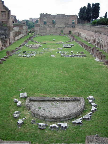 Traccia antico anfiteatro sul Colle Palatino a Roma foto