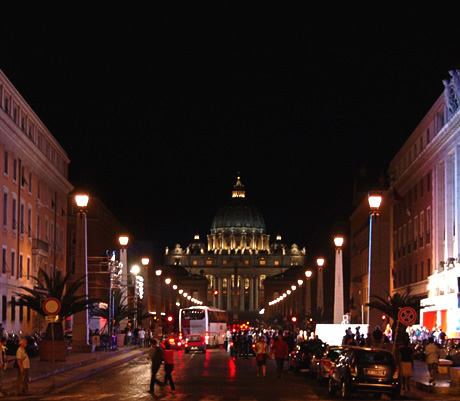 Via della Conciliazione di sera a Roma foto