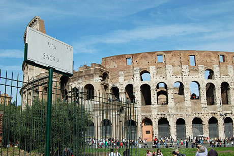 Via Sacra ed il Colosseo a Roma foto