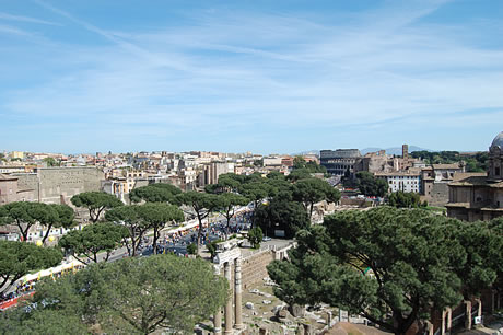 Forurile Imperiale si Via Dei Fori Imperiali in Roma foto