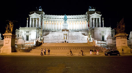 Noaptea la monumentul lui Vittorio Emanuele din Roma foto