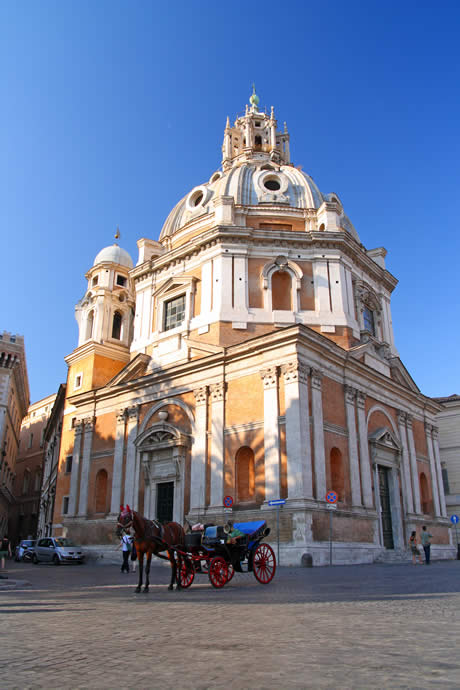 Trasura in fata unei biserici de langa Forul lui Traian din Roma foto