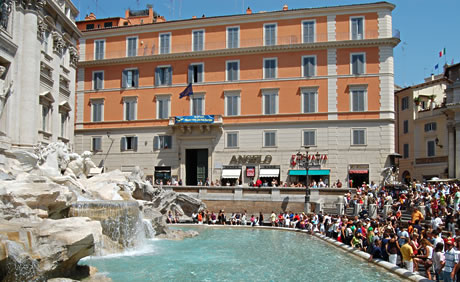 Turisti la fantana Trevi din Roma foto