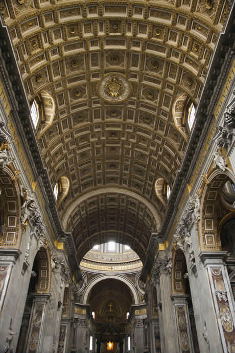 Vedere interiorul bazilicii Sfantul Petru din Vatican Roma foto