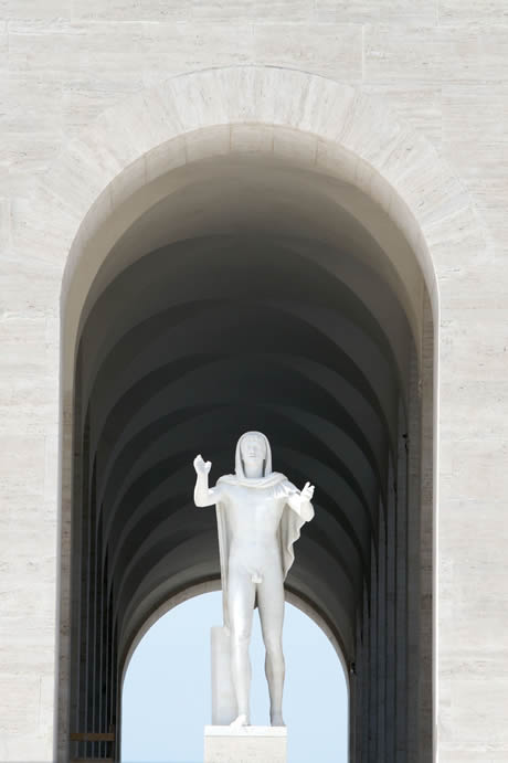 Арки и мраморные статуй на площади в Риме Колизей фото