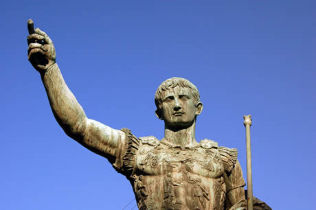 Бронзовая статуя Юлия Цезаря в Риме фото